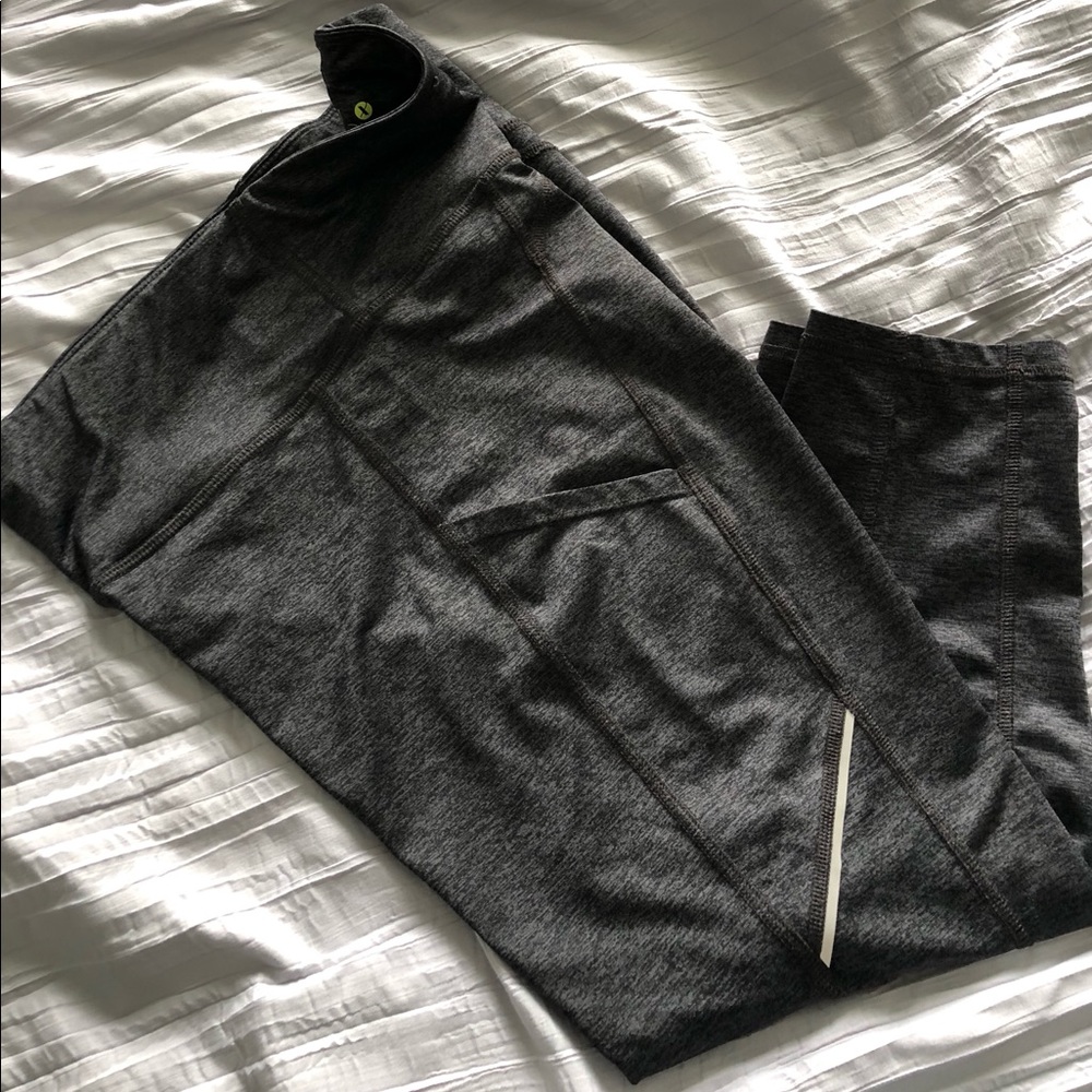 Women’s fitted Capri leggings.